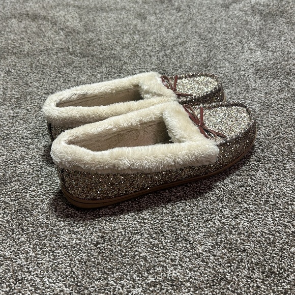 Old Navy size 9 women’s gold glitter sparkle slippers. Preowned. Faux fur. - Picture 4 of 8
